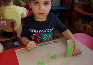 Mikołaj maluje rolkę na zielono